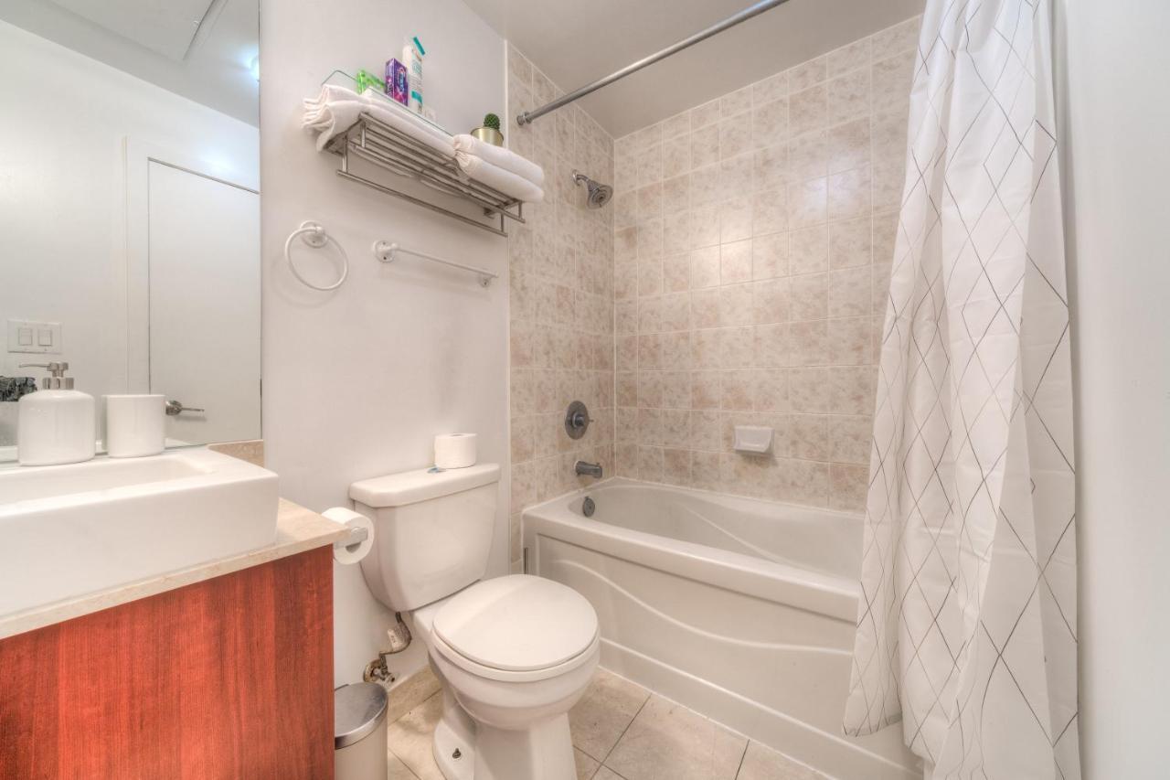 Stylish Newly Furnished Condo With Beautiful Lake View Торонто Экстерьер фото