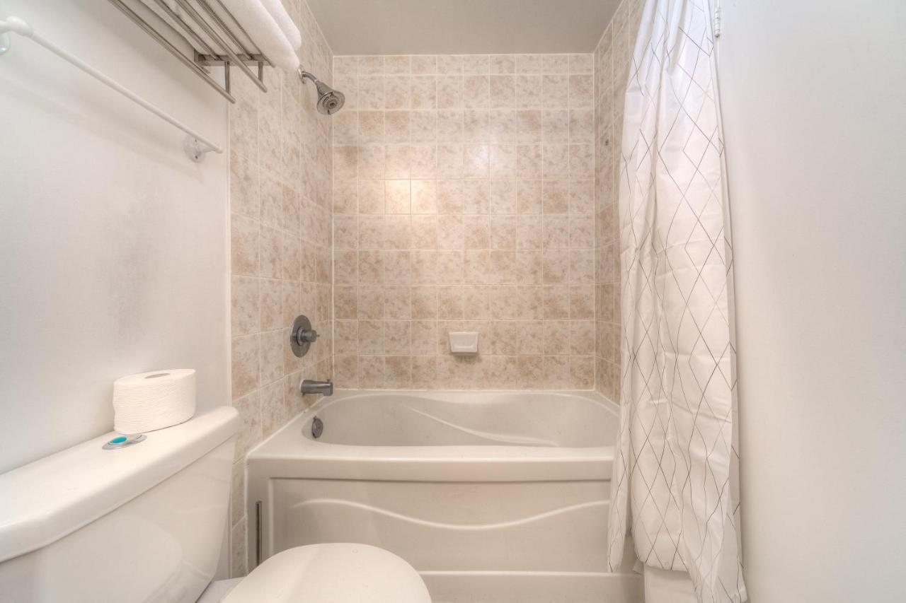 Stylish Newly Furnished Condo With Beautiful Lake View Торонто Экстерьер фото