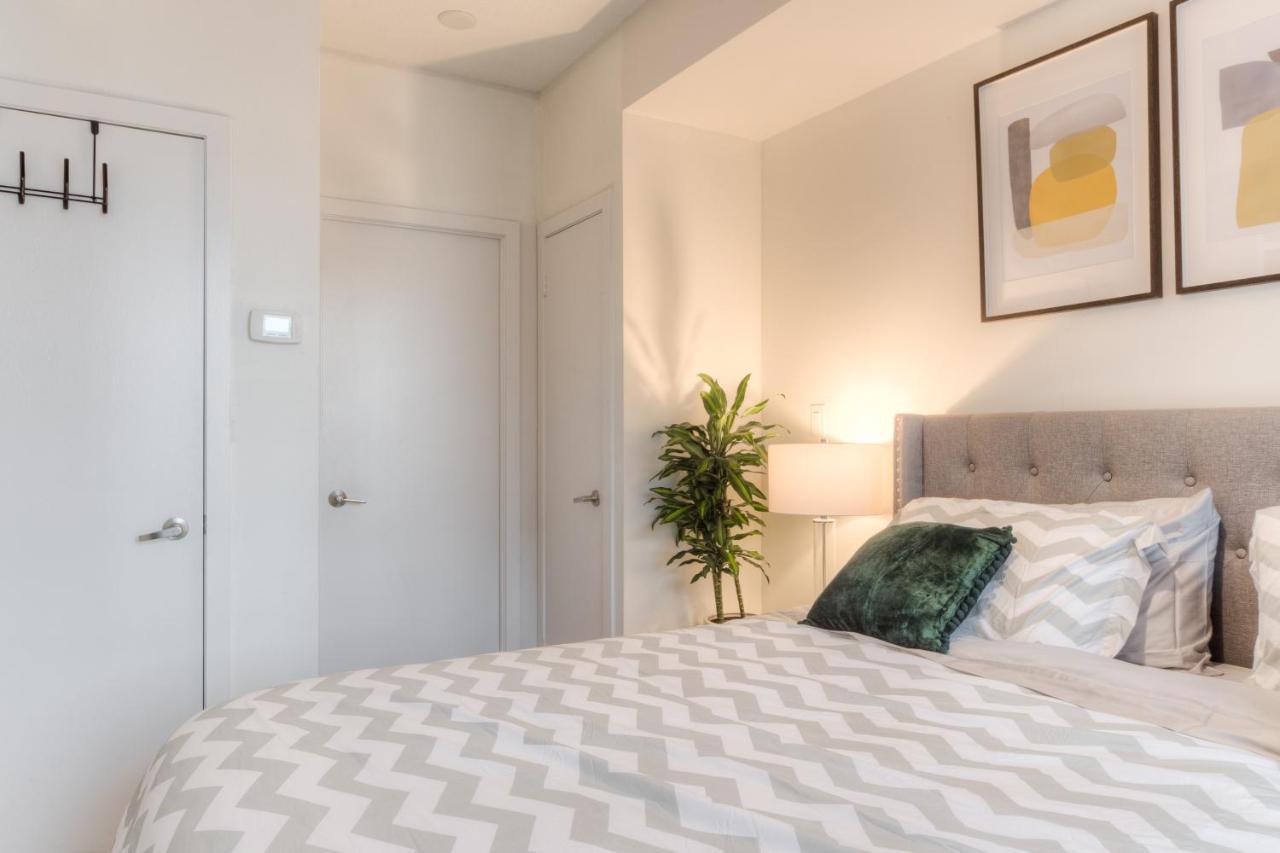 Stylish Newly Furnished Condo With Beautiful Lake View Торонто Экстерьер фото