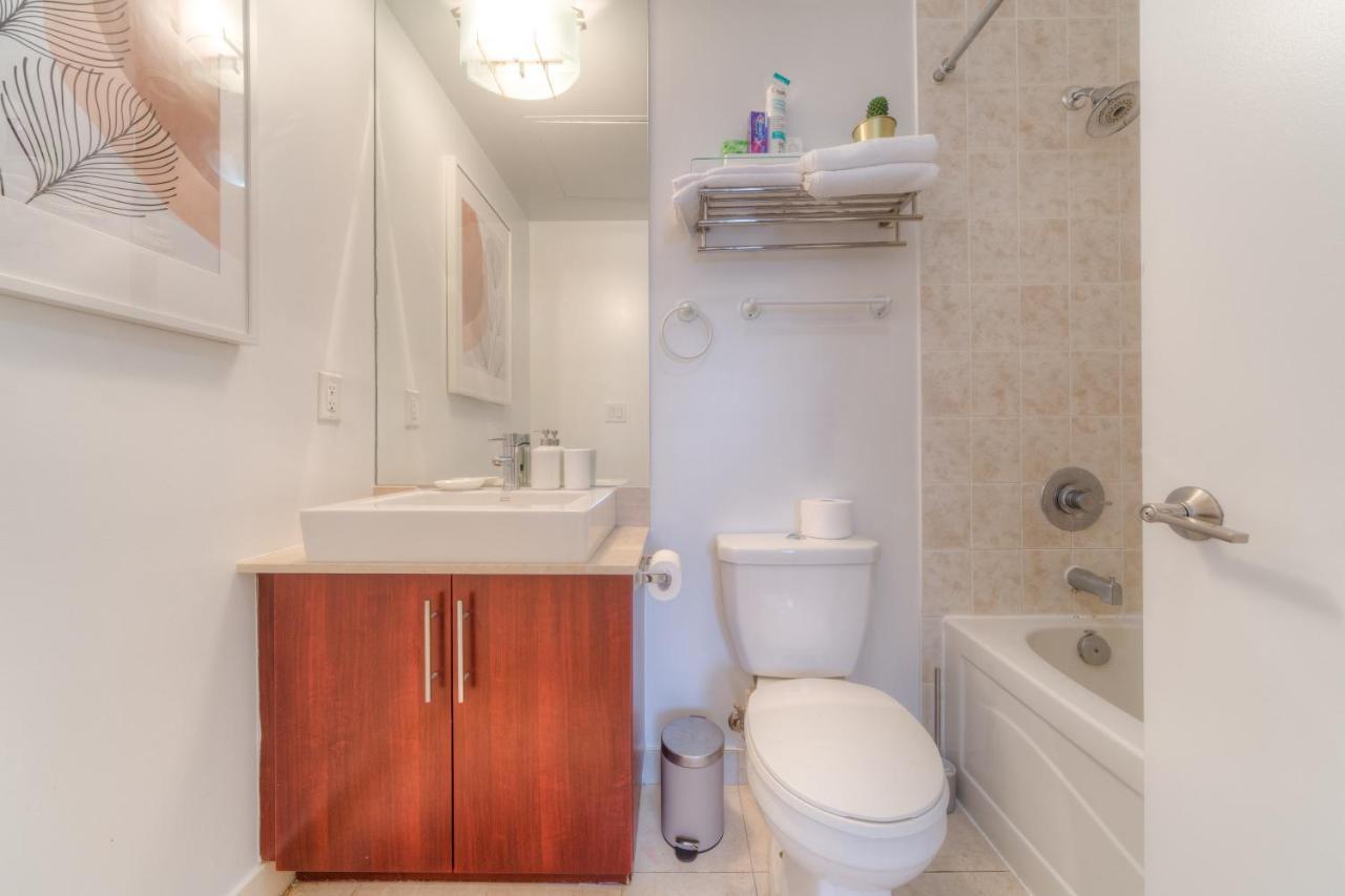 Stylish Newly Furnished Condo With Beautiful Lake View Торонто Экстерьер фото